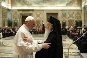 Pope-Francis-hugs-Patriarch-Bartholemew