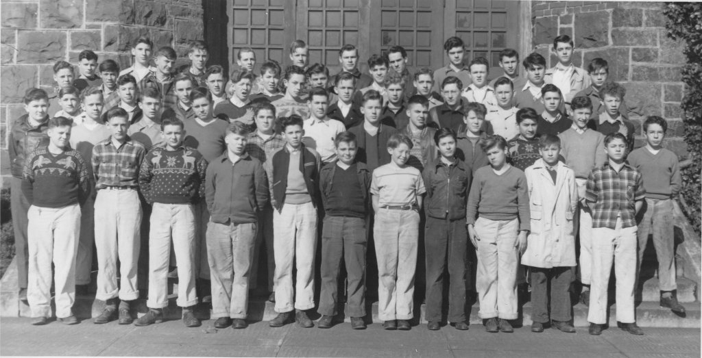 Group of freshman students posed in front of a building.
